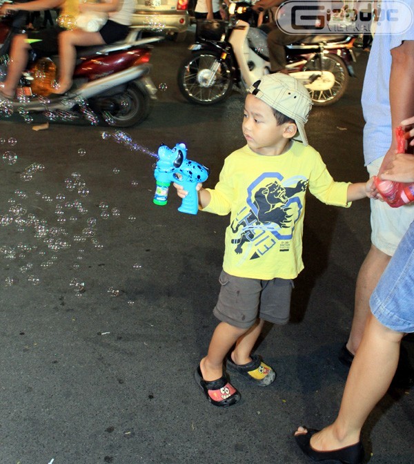Dường như trẻ con Việt đang dần "quên" mất những chiếc đèn kéo quân, đèn ông sao nhiều màu....
